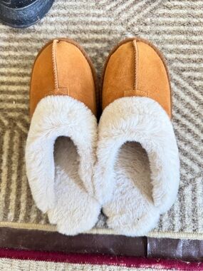 Joyspun Cozy Faux Suede Slippers with Plush Lining - Camel and Cream